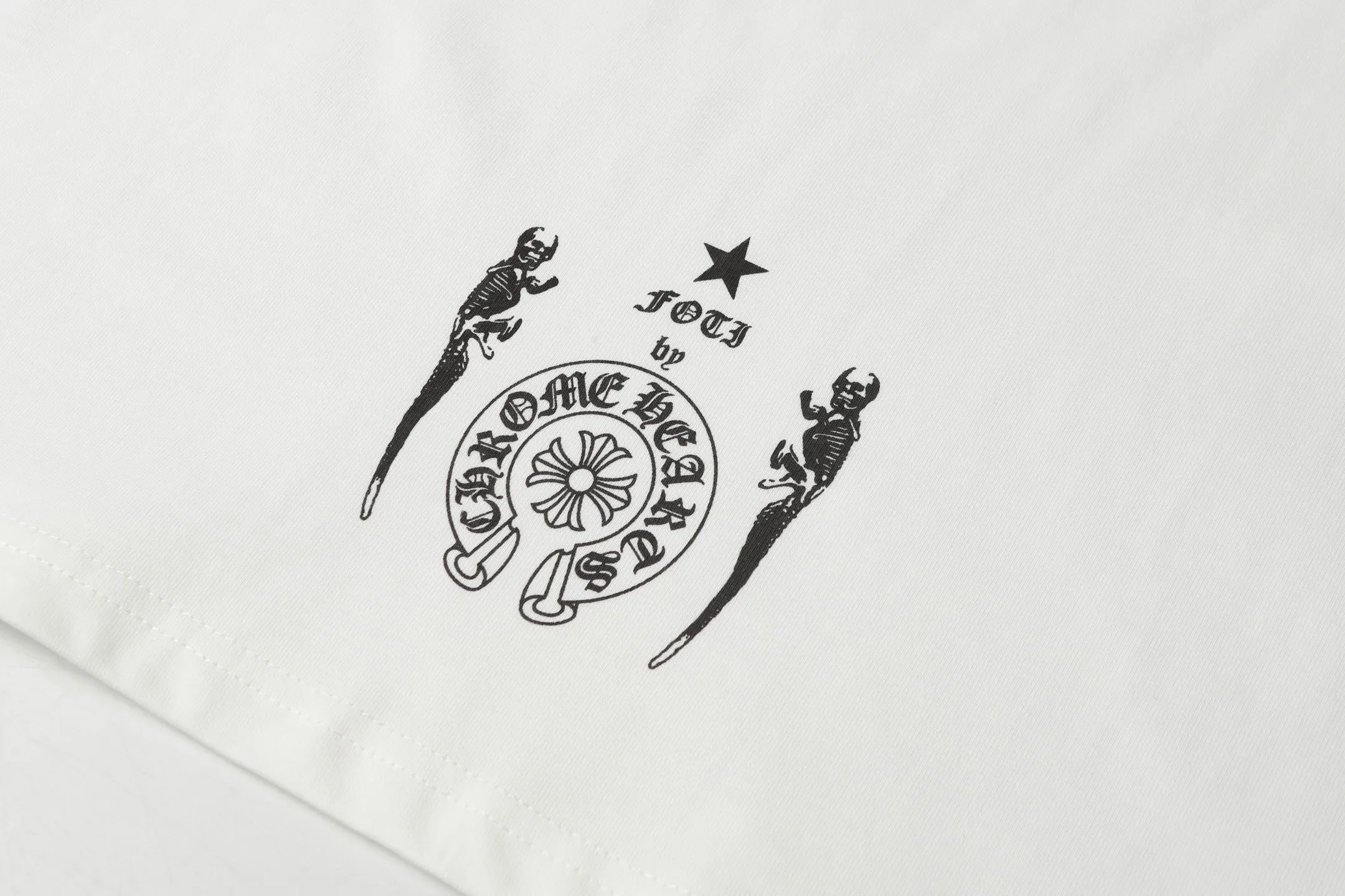 🅿️170 ch/Ke Jia Sanskrit skull color printed T-shirt! Every one of the Cro family is really unique. Every piece is a killer, and the texture of the whole short sleeve is really amazing. 280g pure cotton fabric! 100% restored to the official details. All cuffs, shoulder seams, armholes, neckline are double-needle crimping process. This is the rigorous craftsmanship details that big brands should have, which determines the quality. The original washed tag packaging is full of style! The whole piece adopts three-needle and five-thread technology, (neckline-shoulder seam-sleeve seam-double-pressed thread, which looks more three-dimensional and textured) Same style for men and women. Color: black white Size: xs-l